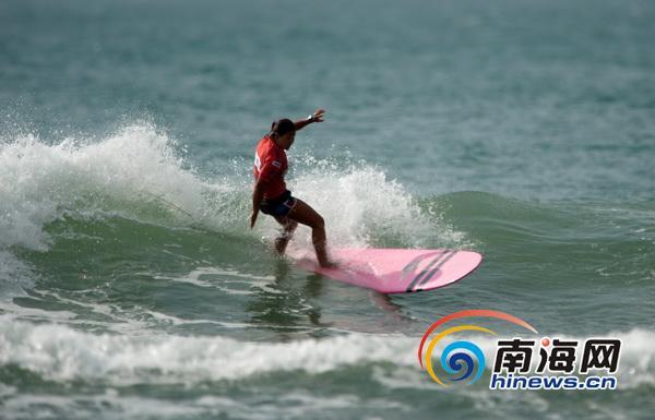 李连杰携妻女出游，62岁利智笑容慈祥老态尽显
